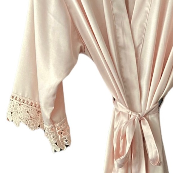 ❌SOLD❌XXL/XXL•PRISTINE GORGEOUS LACE / SOFT PINK LIGHTWEIGHT SATINY ROBE W BELT• - Picture 5 of 7